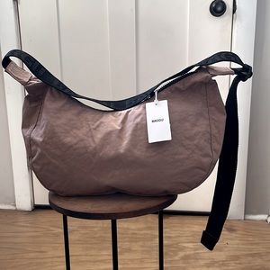 BAGGU MEDIUM CRESCENT BAG NEW W/ TAGS—Taupe